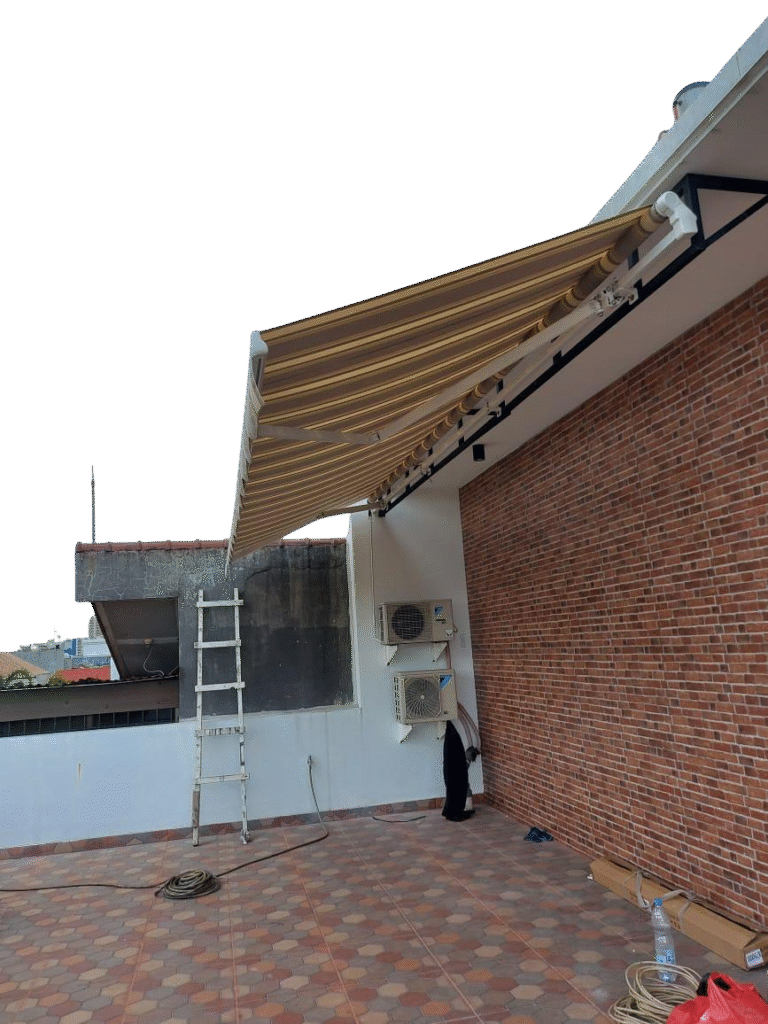 awning gulung jakarta terpasang di teras rumah minimalis